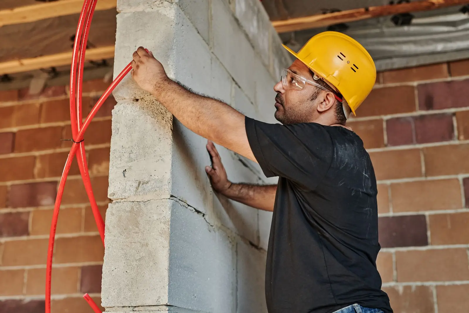 Artisan installant des gaines sur un chantier