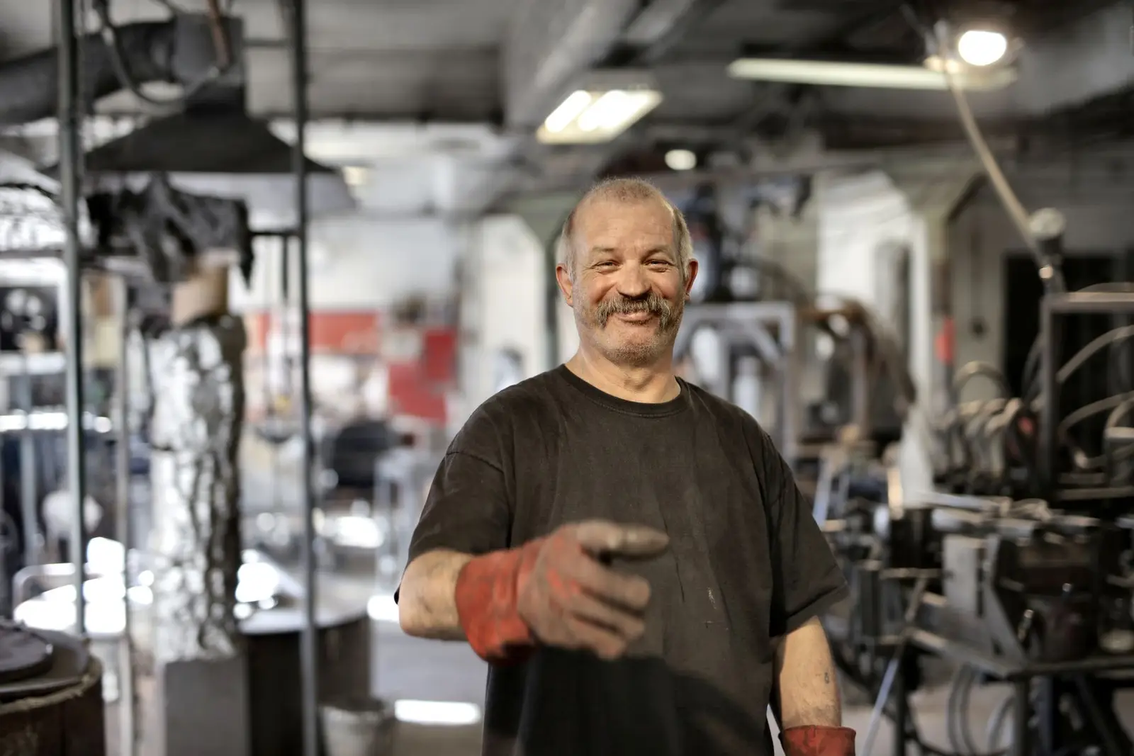 Artisan souriant dans son atelier